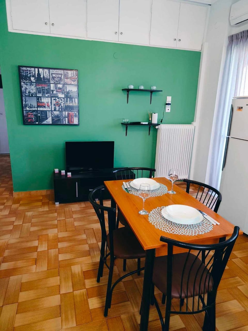 TV and multimedia, Kitchen or kitchenette, Living room, Seating area, Dining area
