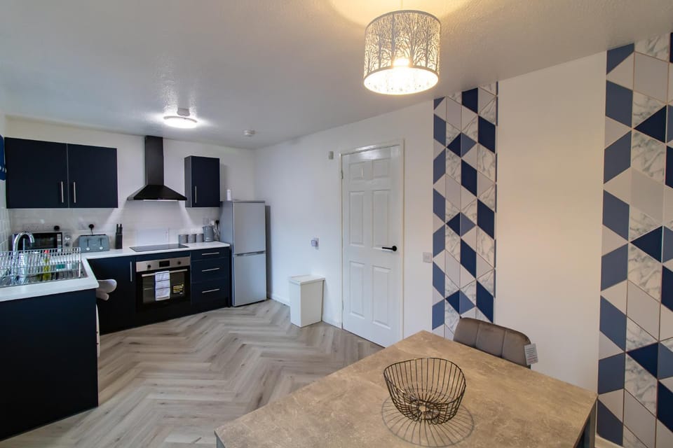 Kitchen or kitchenette, heating, internet, microwave, oven, stove, toaster, washing machine