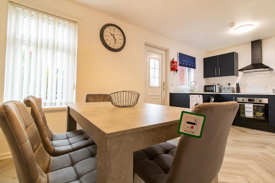 Kitchen or kitchenette, Dining area, heating, internet