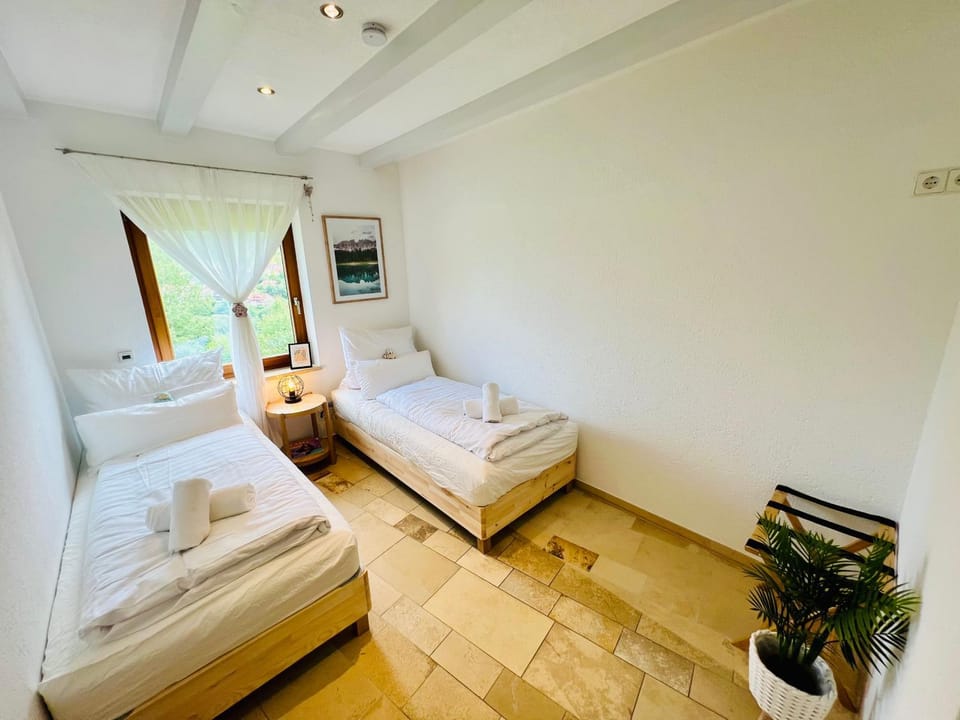 Bed, Bedroom, towels