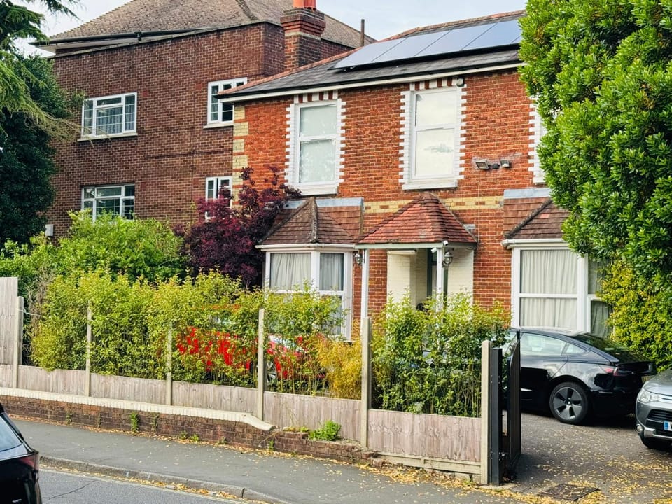 The Bliss 7 Home Stay, En-suite, Self check-in with smart lock, Non Smoking Home in and out, Zero tolerance for noise after 11pm Vacation rental in Southampton