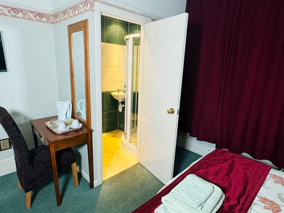 The Bliss 7 Home Stay, En-suite, Self check-in with smart lock, Non Smoking Home in and out, Zero tolerance for noise after 11pm Vacation rental in Southampton