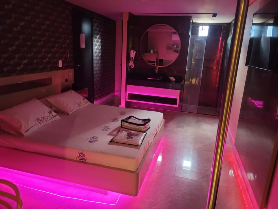 Bed, TV and multimedia, Photo of the whole room, Evening entertainment, Bedroom, bidet, towels