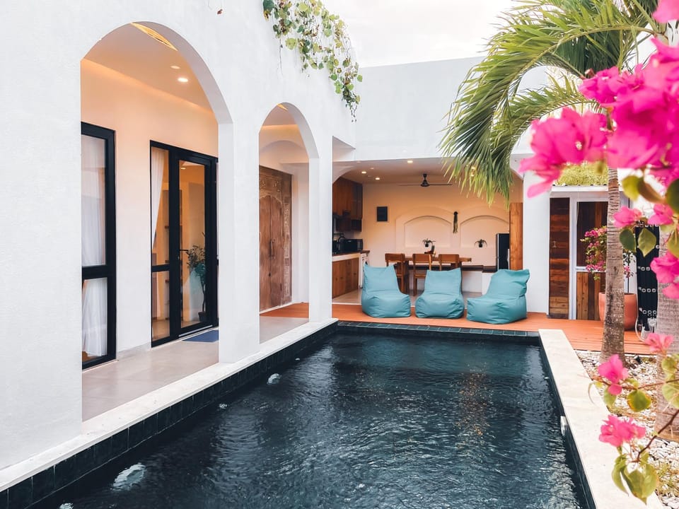 Day, Seating area, Pool view, Swimming pool, sunbed