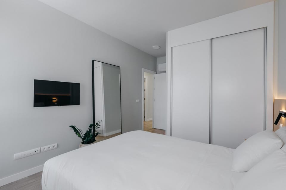 Bed, TV and multimedia, Photo of the whole room, Bedroom, wardrobe
