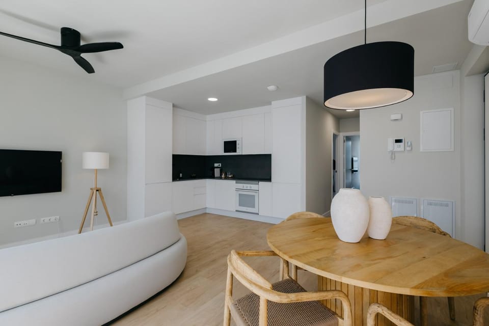 TV and multimedia, Kitchen or kitchenette, Living room, Seating area, Dining area
