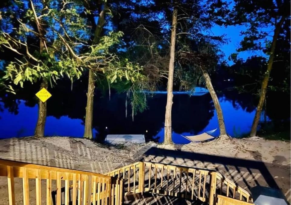 Secluded Riverside Oasis Private Deck Dock House in Mississippi