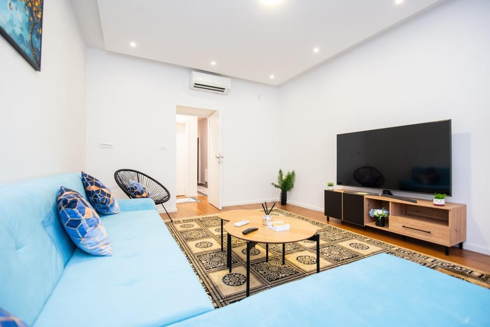 Living room, Seating area, air conditioner
