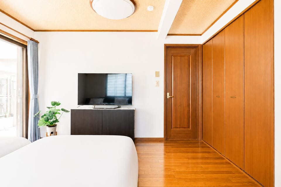 Bed, TV and multimedia, Photo of the whole room, wardrobe