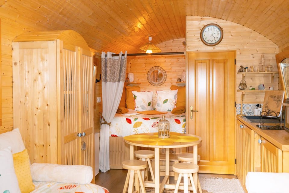 Photo of the whole room, Bedroom, storage, kitchen