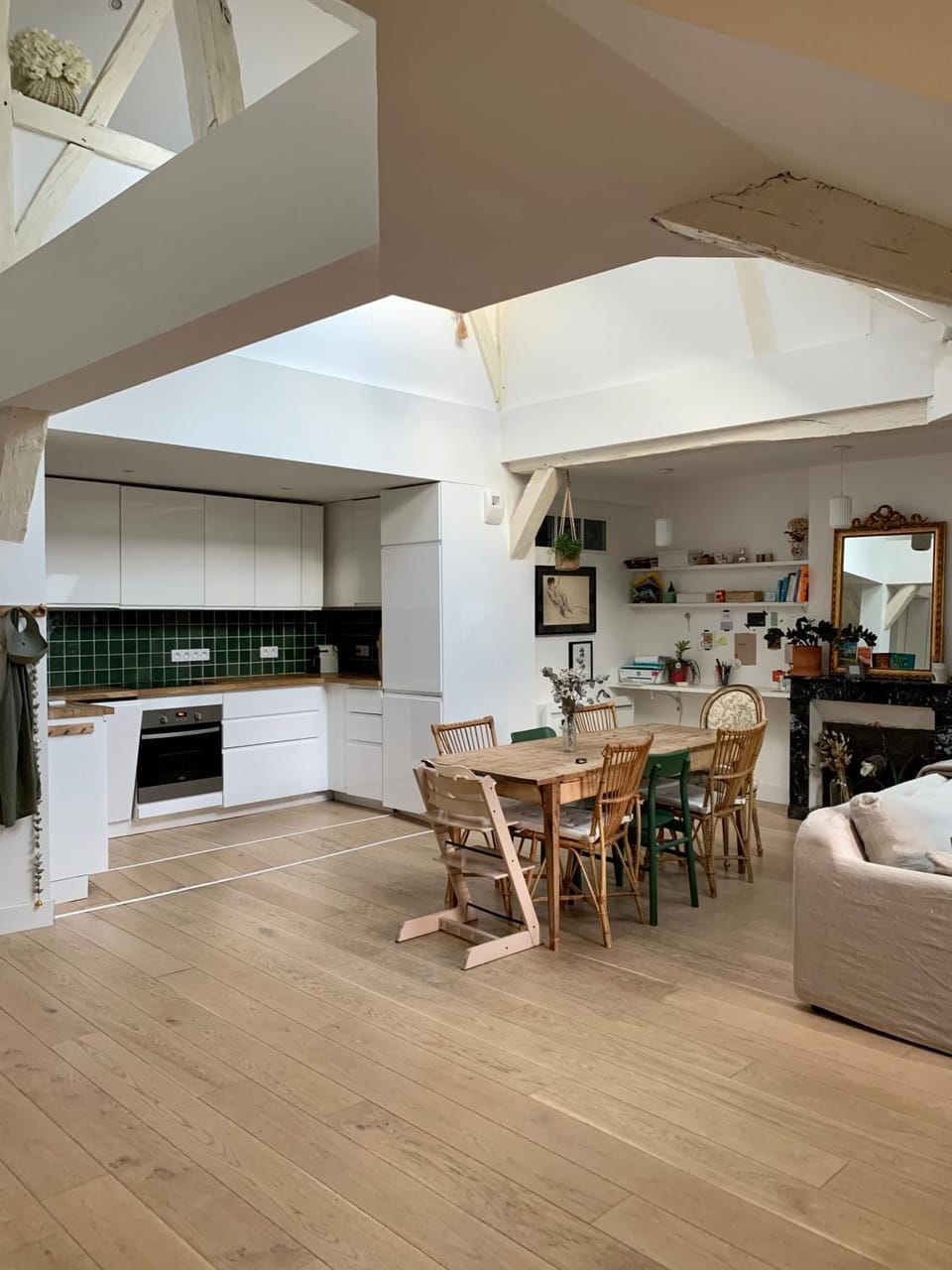 Kitchen or kitchenette, Seating area, Dining area, stove