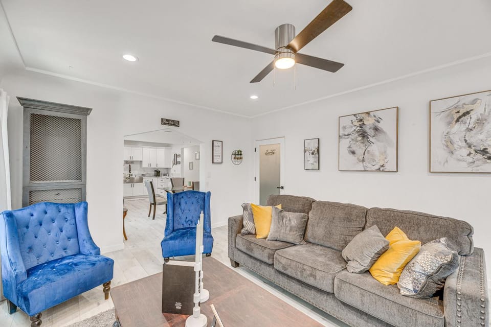 2 Mi to Citadel Outlets! East LA Retreat Near I-5 Apartment in Commerce