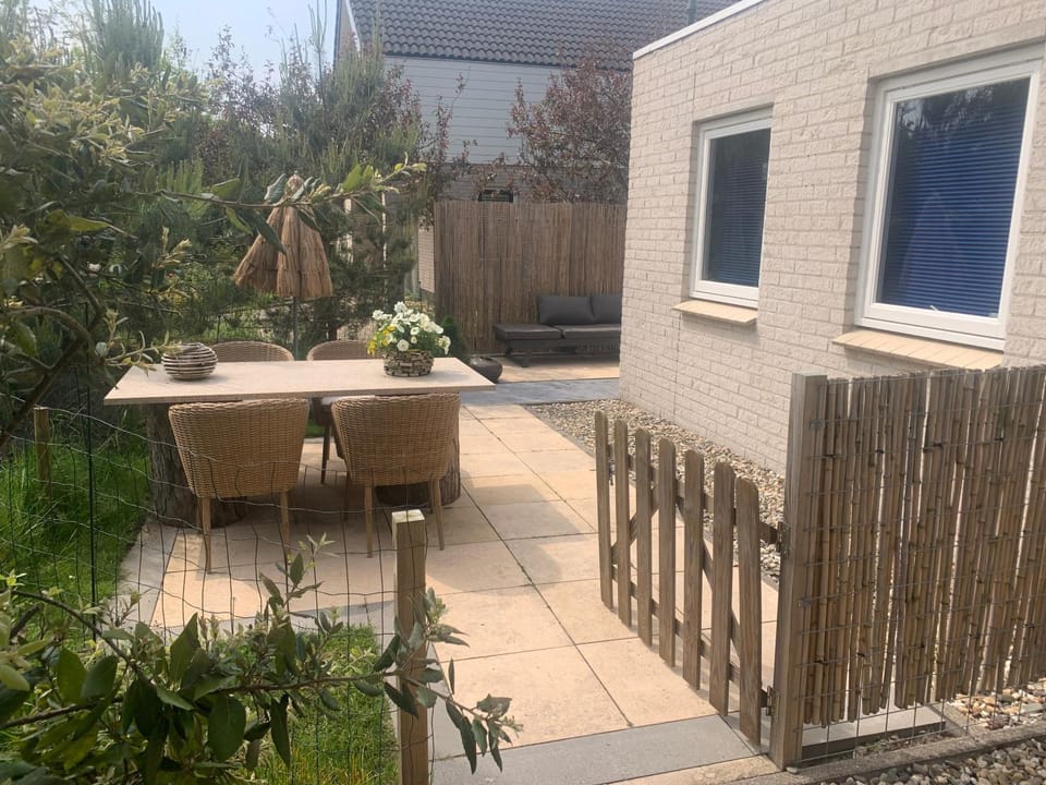 Property building, Garden, Balcony/Terrace