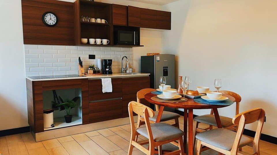 Kitchen or kitchenette, Dining area