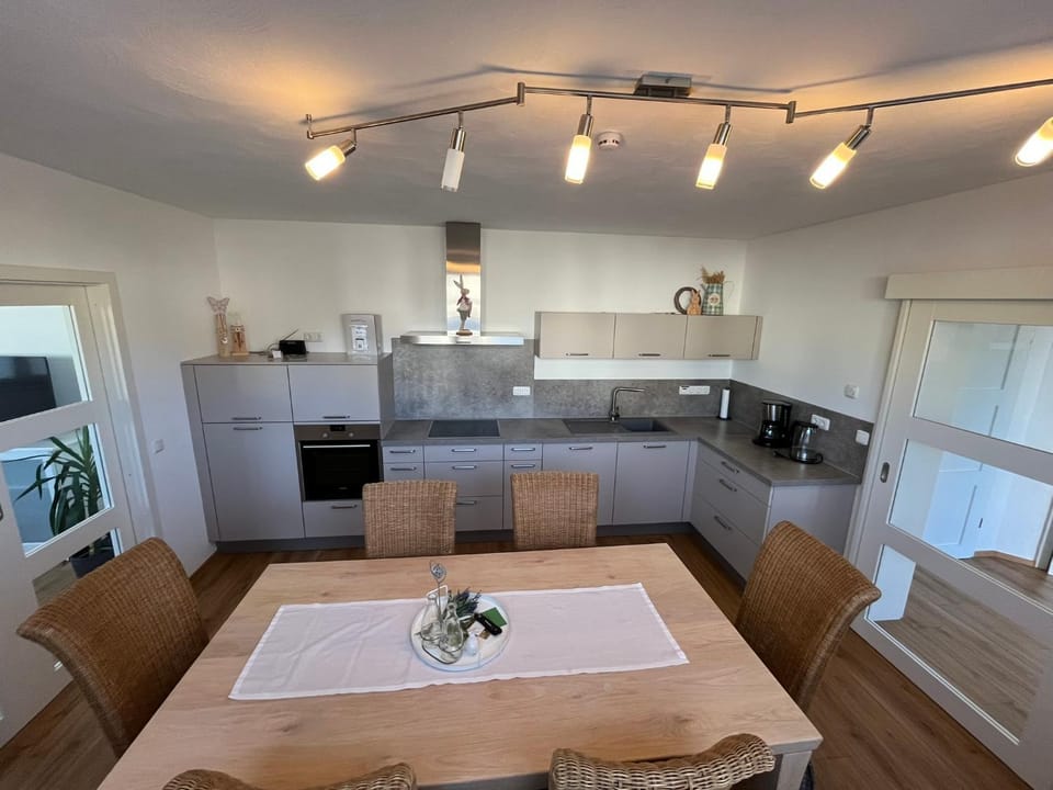 Kitchen or kitchenette, Dining area, oven, stove