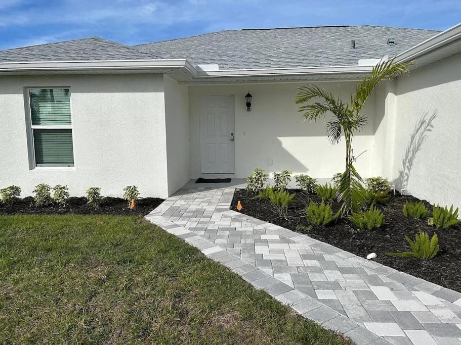 Enjoy Heated Salt Water Pool! Ideal for 2 Families House in Cape Coral