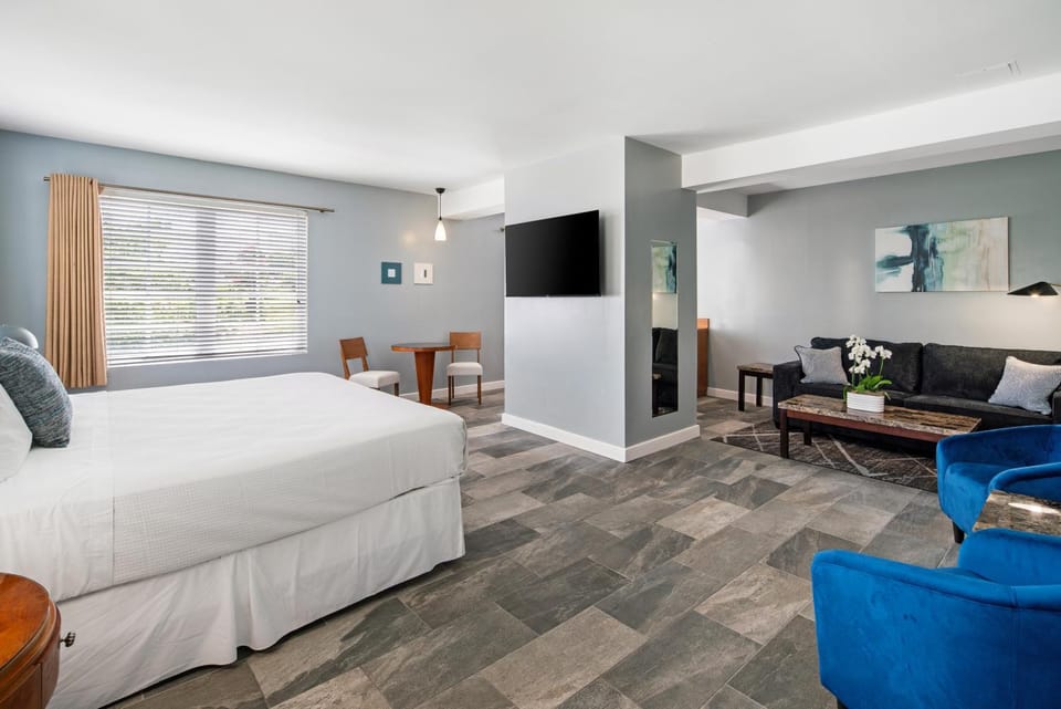 Bed, TV and multimedia, Living room, Photo of the whole room, Seating area