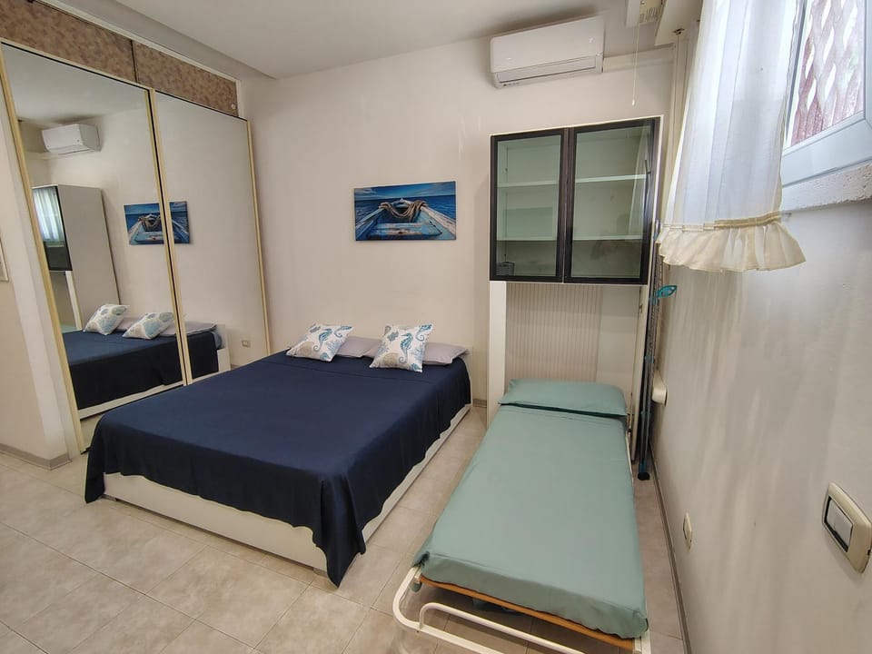 Bed, TV and multimedia, Photo of the whole room, Bedroom, locker, locker, wardrobe, air conditioner