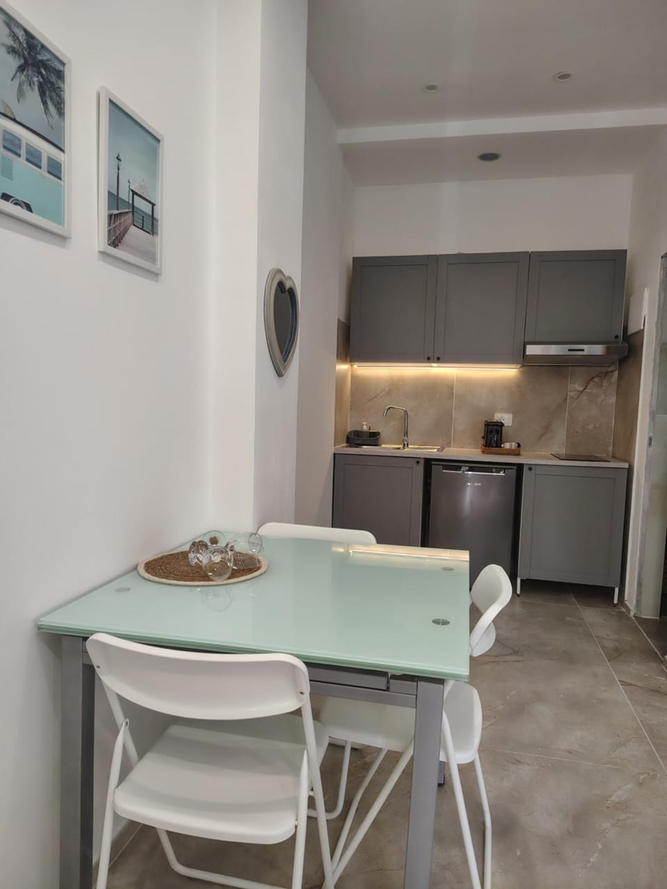 Kitchen or kitchenette, Dining area, minibar