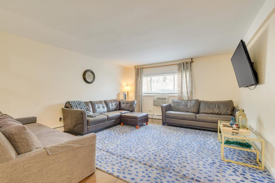 Walk to Train: Convenient Skokie Condo! House in Skokie