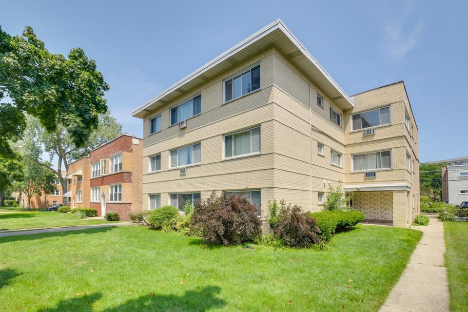 Walk to Train: Convenient Skokie Condo! House in Skokie