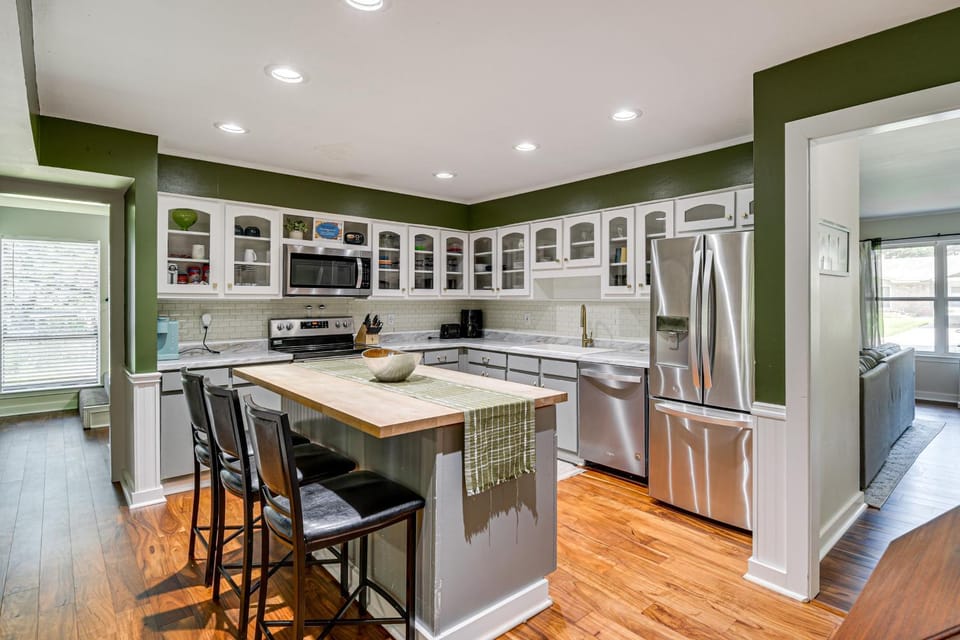 Daphne Home w/ Deck: Close to Beaches & Parks! House in Daphne