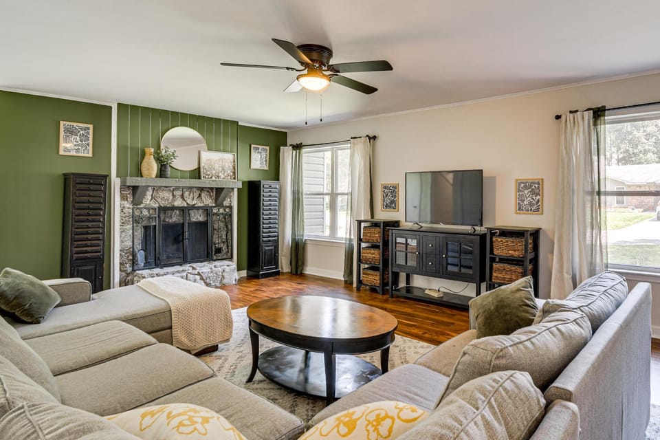 Daphne Home w/ Deck: Close to Beaches & Parks! House in Daphne