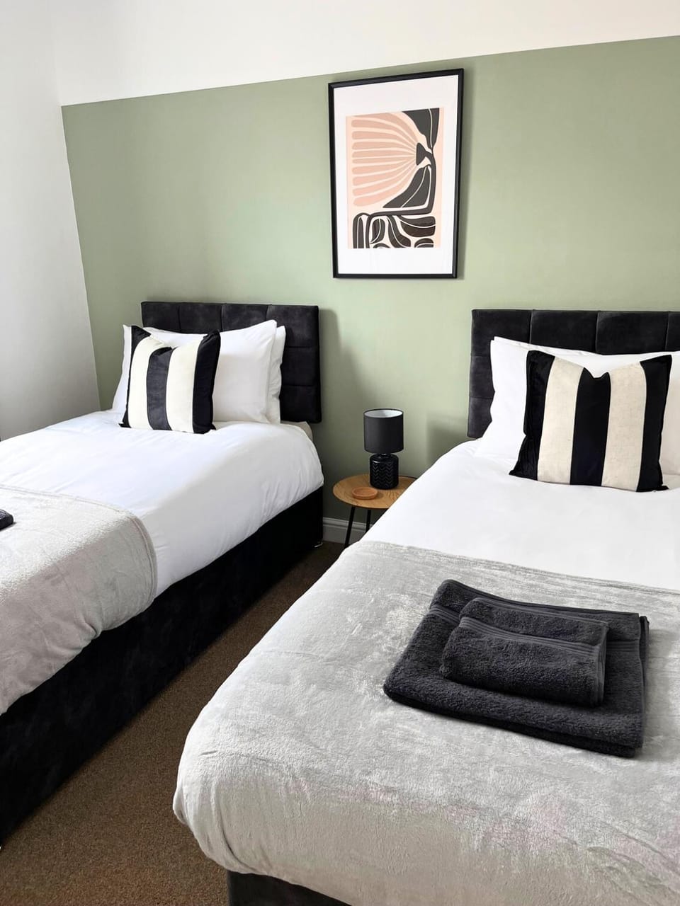 3 Bed House - Sleeps 5 - Private Drive House in Lincoln