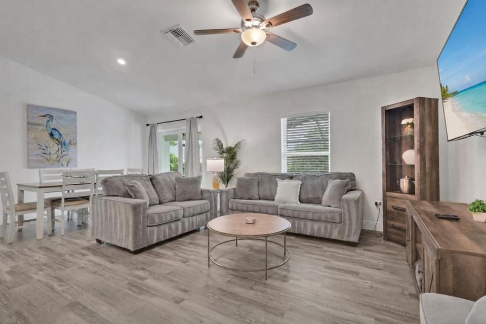 New Build With Heated Pool! Perfect for 2 families! House in Cape Coral