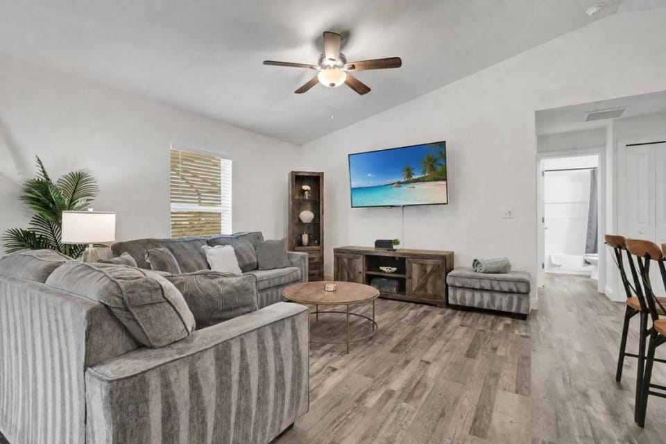 New Build With Heated Pool! Perfect for 2 families! House in Cape Coral