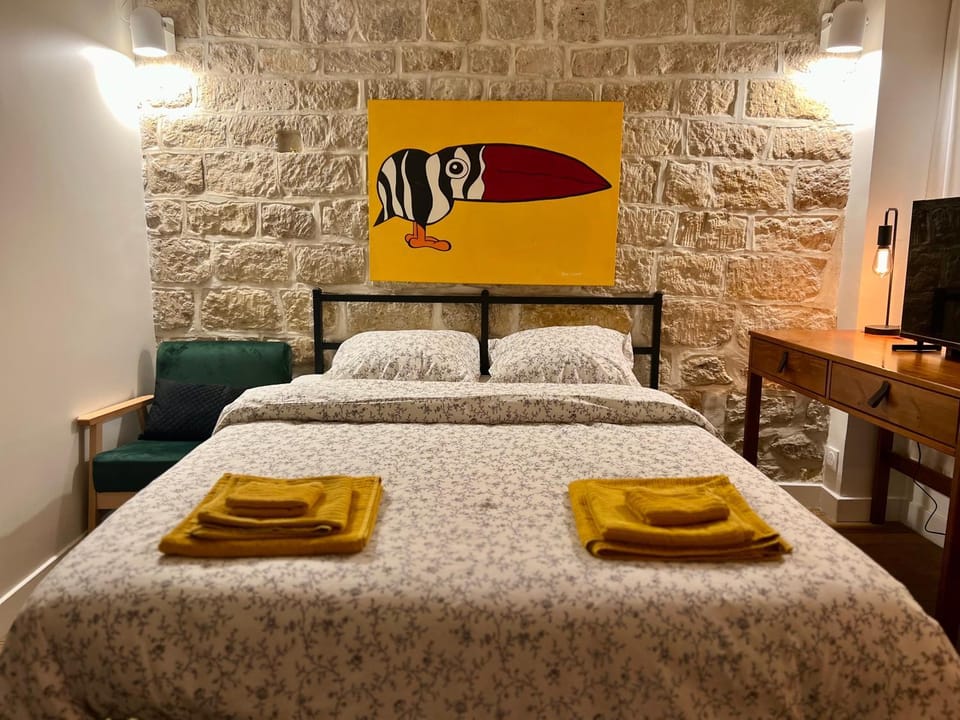 Bed, Bedroom, towels