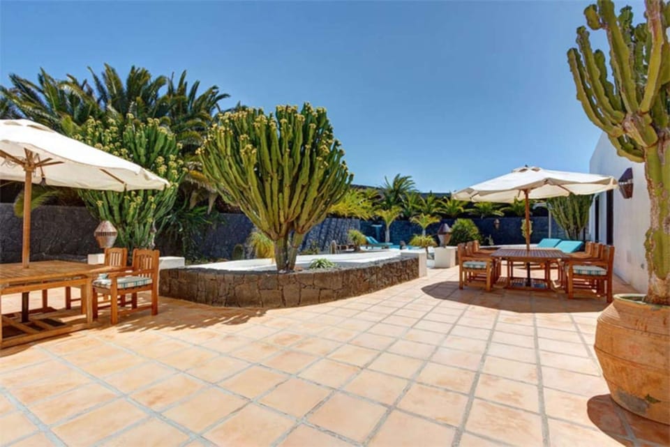 Property building, Balcony/Terrace, Living room, Swimming pool