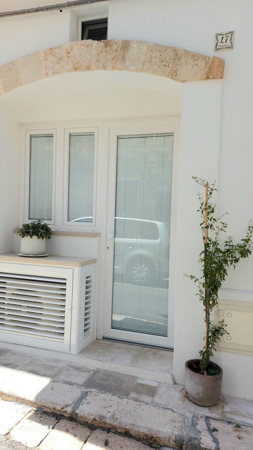 Property building, Facade/entrance, Day