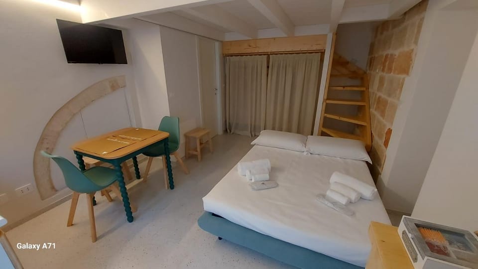 Bed, TV and multimedia, Photo of the whole room, Bedroom, towels