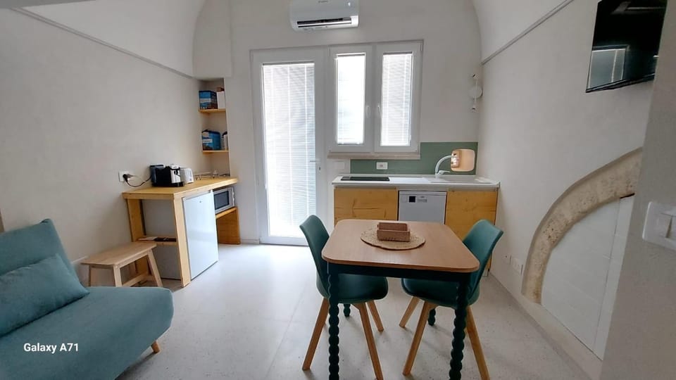 TV and multimedia, Coffee/tea facilities, Kitchen or kitchenette, Living room, Seating area, Dining area, minibar, oven, stove