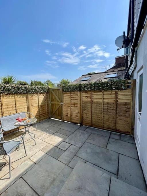 Hillbarn Studio Free Parking & Private Patio Apartment in Worthing