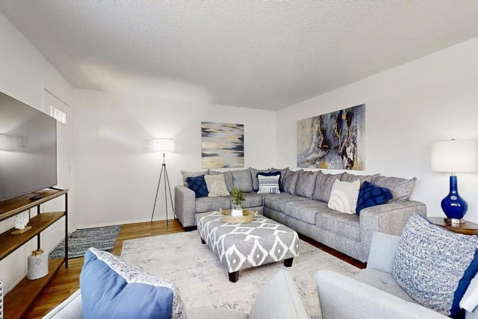 A Touch of Modern Apartment in Hot Springs