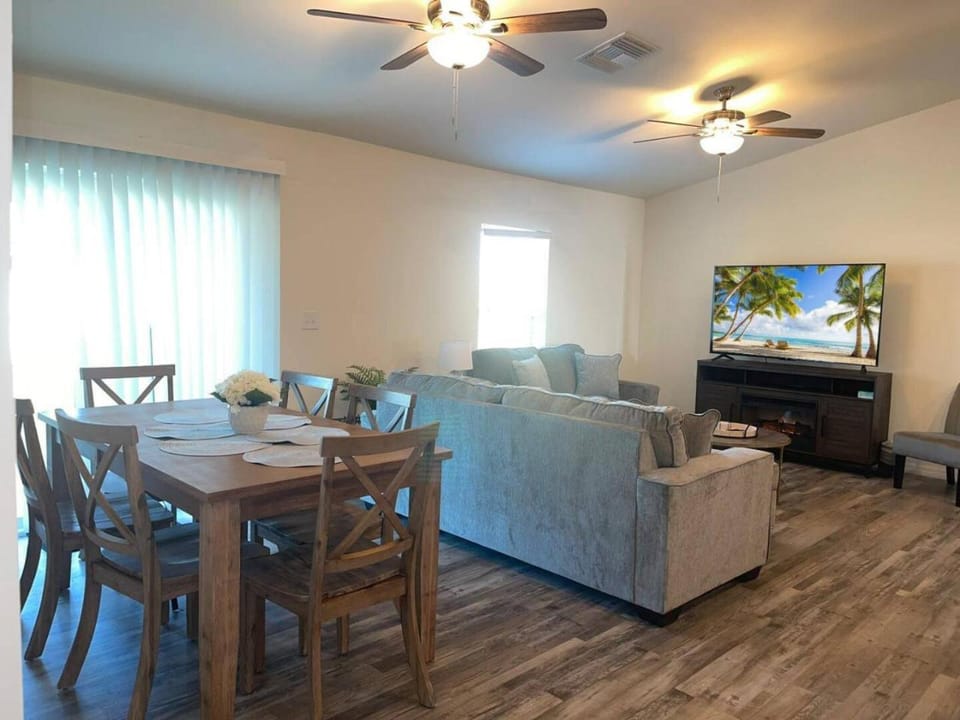 New Construction with Lanai Great for 2 Families House in Cape Coral