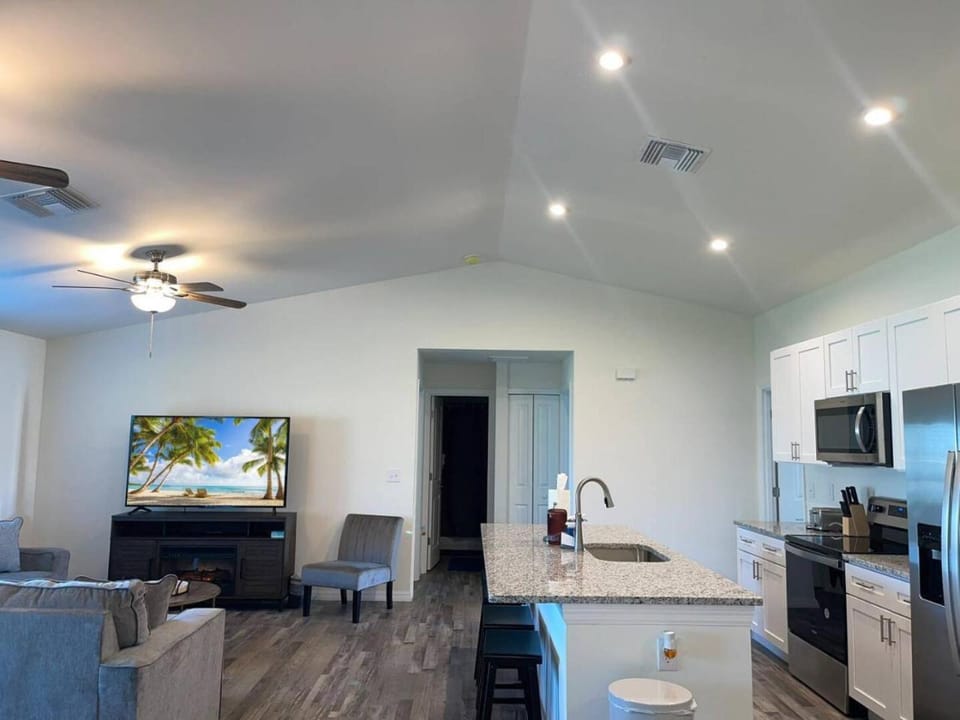 New Construction with Lanai Great for 2 Families House in Cape Coral