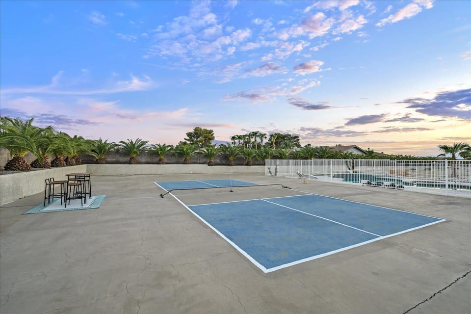Luxury 5BR Retreat Pool Hot Tub Gym 7000sqf House in Henderson