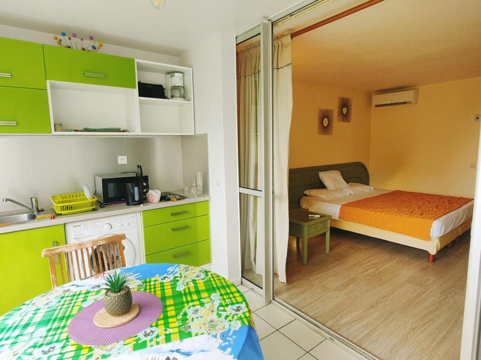 Studio vue mer, pieds dans l'eau Apartment in Le Gosier
