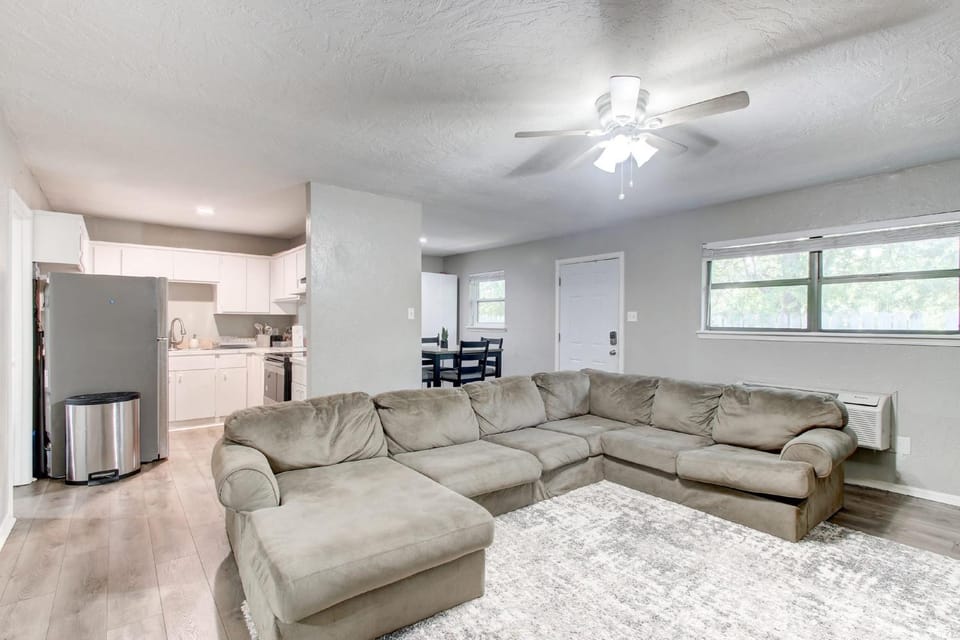 Cozy Home Near Downtown Lawton Apartment in Lawton