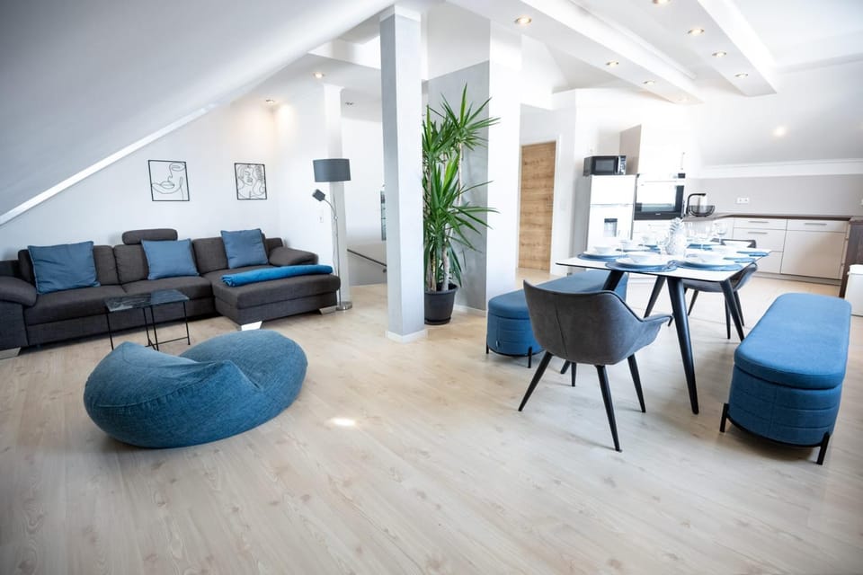 CASA 8070 Exklusive Maisonette-Wohnung 91 qm für Familien, Gruppen, Geschäftsreisende, inklusive Parkplatz, WLAN, Kaffee und Tee, voll ausgestattet für 1 bis 9 Gäste, zentrumsnah, Autobahn A9 Ingolstadt-Süd, Donau, Auwaldsee und Gewerbegebiet Apartment in Ingolstadt