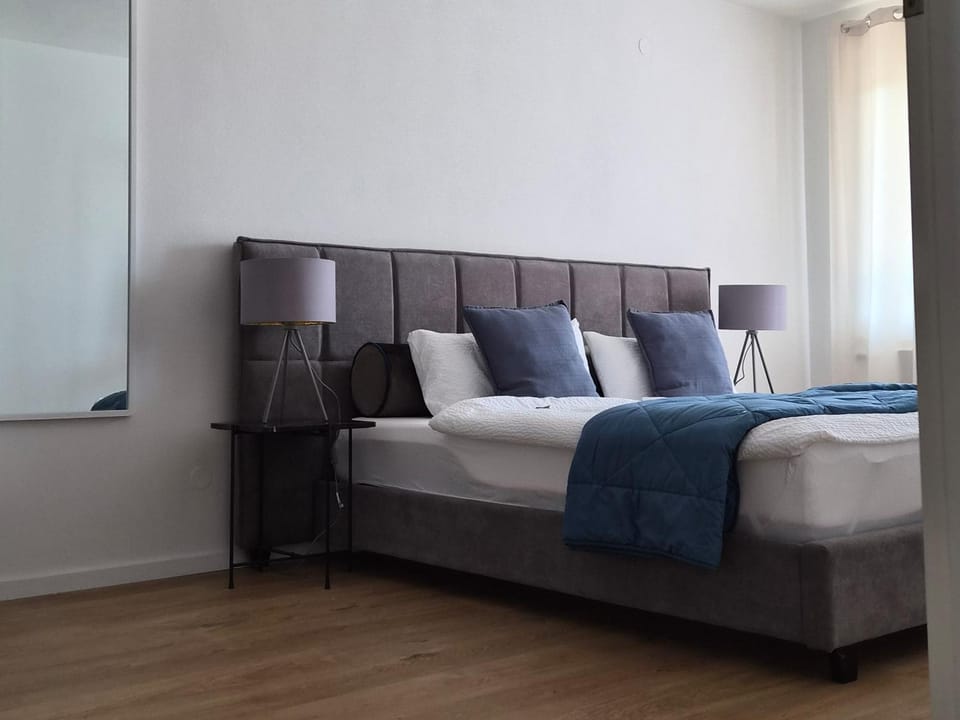 CASA 8070 Exklusive Maisonette-Wohnung 91 qm für Familien, Gruppen, Geschäftsreisende, inklusive Parkplatz, WLAN, Kaffee und Tee, voll ausgestattet für 1 bis 9 Gäste, zentrumsnah, Autobahn A9 Ingolstadt-Süd, Donau, Auwaldsee und Gewerbegebiet Apartment in Ingolstadt