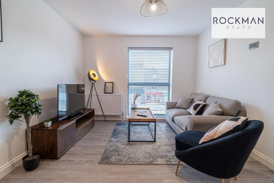 TV and multimedia, Living room, Seating area, Evening entertainment