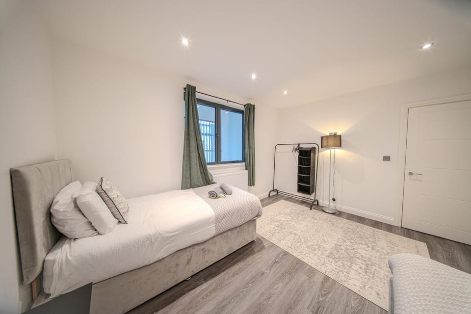 9 Royal Oak - 2 Bed - Free Parking - Perfect for Long Stays - by Rockman Residences Apartment in Brentwood