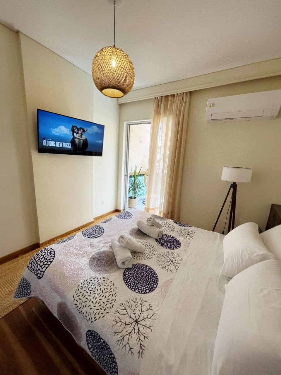 Bed, TV and multimedia, Photo of the whole room, Bedroom, towels, air conditioner