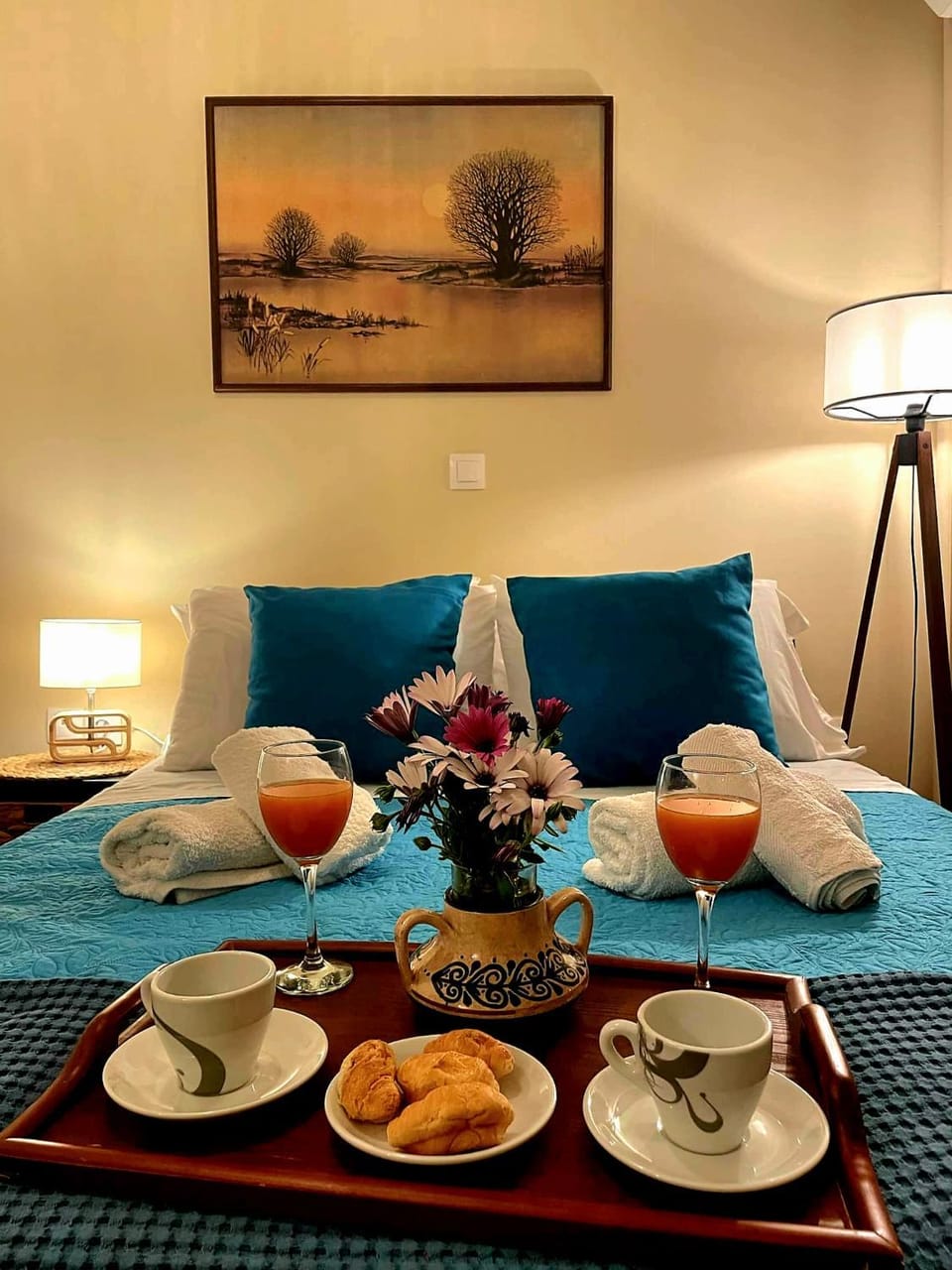 Bed, Food and drinks, Bedroom, Breakfast, air conditioner