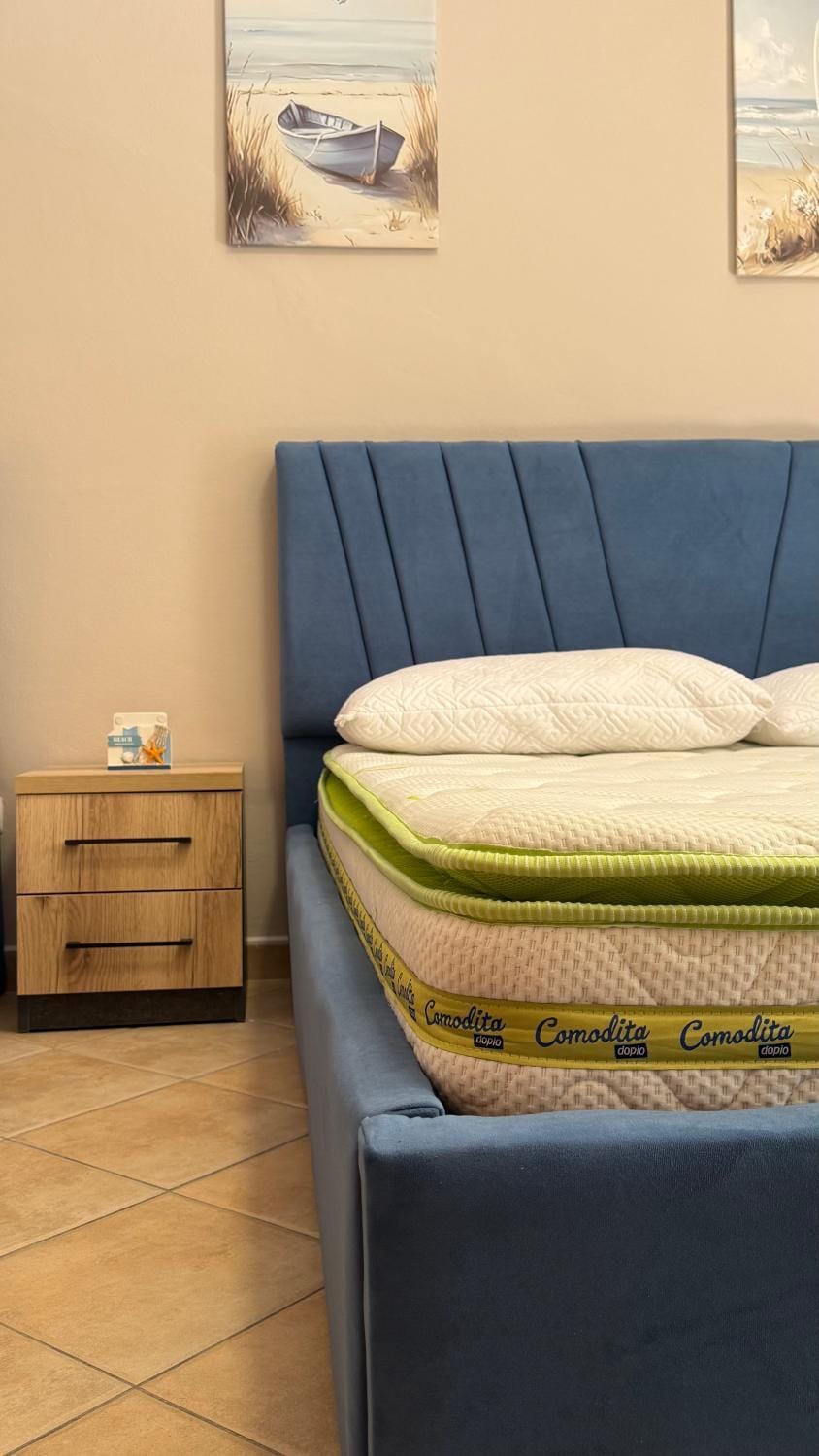 Bed, Photo of the whole room, Seating area, Bedroom