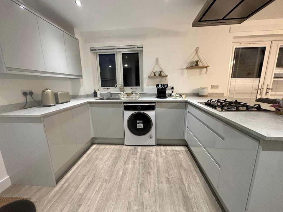 Kitchen or kitchenette, dishwasher, minibar, stove